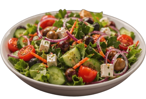 Frischer Salat mit Tomaten, Gurke, Hirtenkäse und Blattsalaten